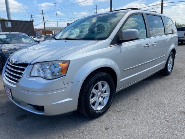 Chrysler Town & Country Vehicle Full-screen Gallery Image 03