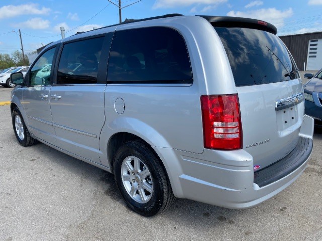 Chrysler Town & Country Vehicle Full-screen Gallery Image 04