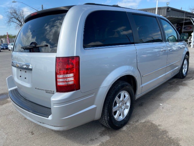 Chrysler Town & Country Vehicle Full-screen Gallery Image 05