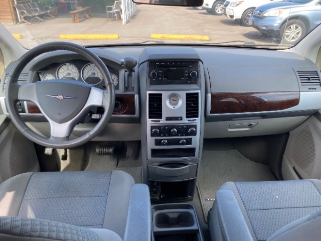 Chrysler Town & Country Vehicle Full-screen Gallery Image 06