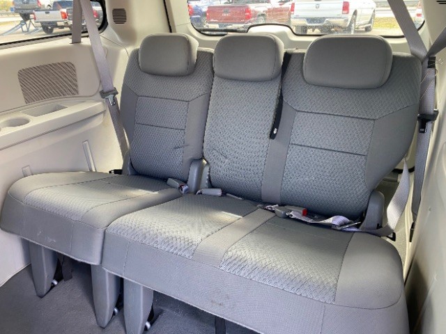 Chrysler Town & Country Vehicle Full-screen Gallery Image 07