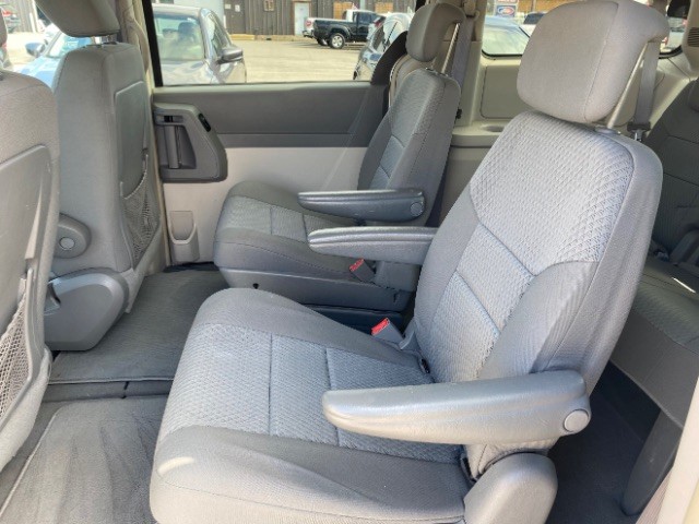 Chrysler Town & Country Vehicle Full-screen Gallery Image 08