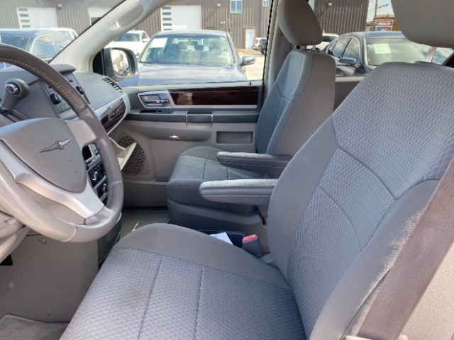 Chrysler Town & Country Vehicle Full-screen Gallery Image 09