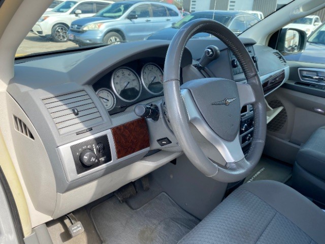 Chrysler Town & Country Vehicle Full-screen Gallery Image 10
