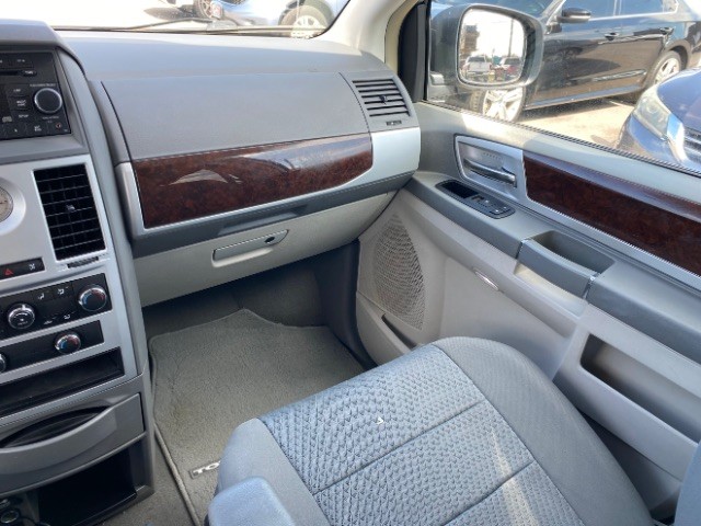 Chrysler Town & Country Vehicle Full-screen Gallery Image 11
