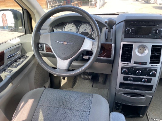 Chrysler Town & Country Vehicle Full-screen Gallery Image 12