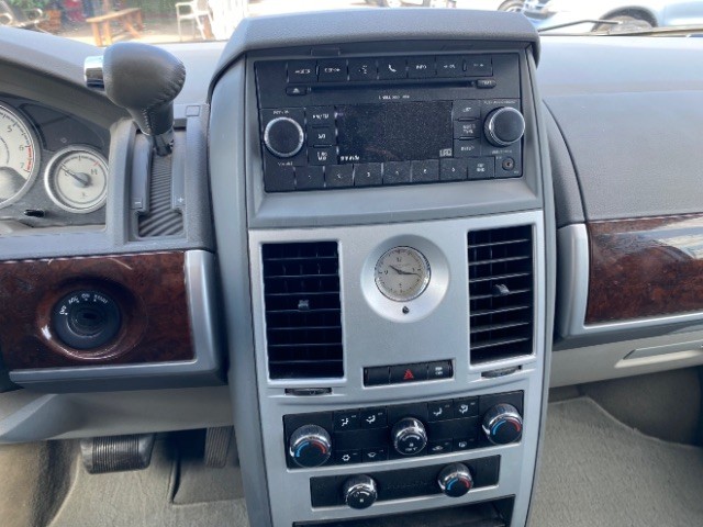 Chrysler Town & Country Vehicle Full-screen Gallery Image 13