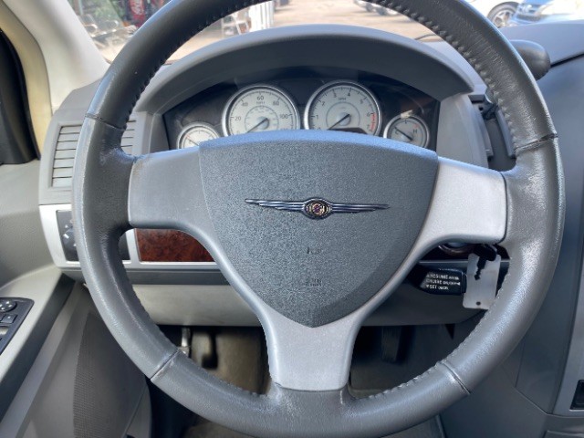 Chrysler Town & Country Vehicle Full-screen Gallery Image 14