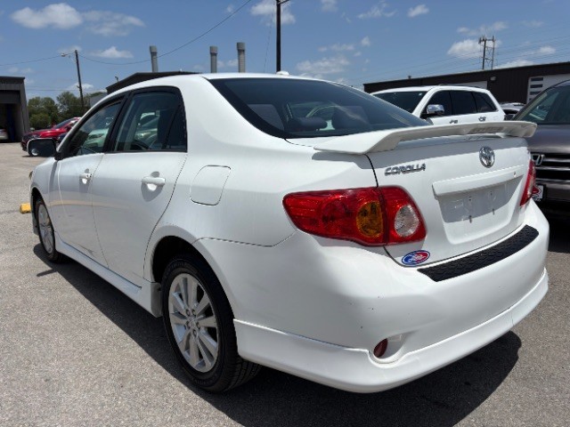 Toyota Corolla Vehicle Full-screen Gallery Image 04