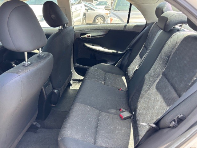 Toyota Corolla Vehicle Full-screen Gallery Image 06