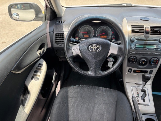 Toyota Corolla Vehicle Full-screen Gallery Image 08