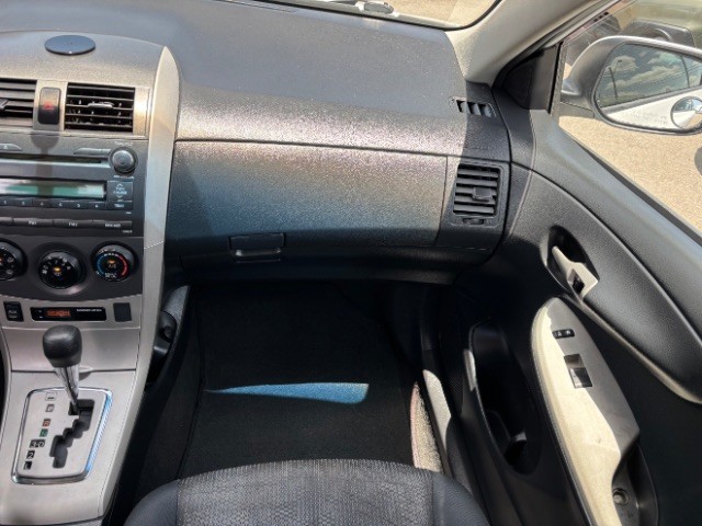 Toyota Corolla Vehicle Full-screen Gallery Image 09