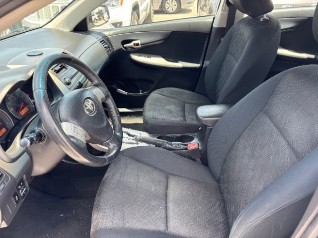 Toyota Corolla Vehicle Full-screen Gallery Image 10