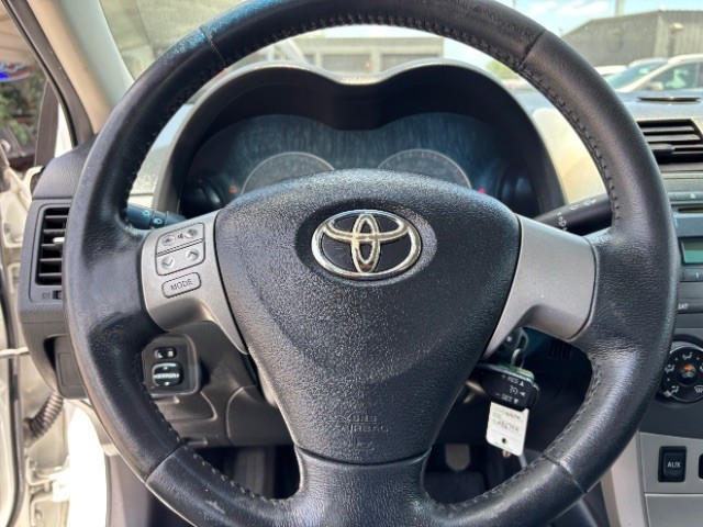Toyota Corolla Vehicle Full-screen Gallery Image 11
