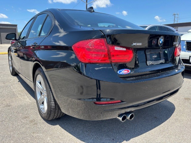 BMW 3 Series Vehicle Full-screen Gallery Image 04