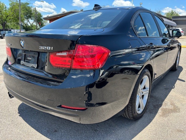BMW 3 Series Vehicle Full-screen Gallery Image 05