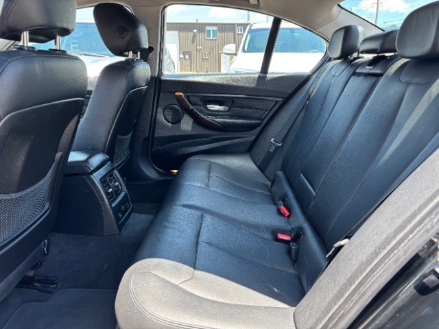 BMW 3 Series Vehicle Full-screen Gallery Image 06