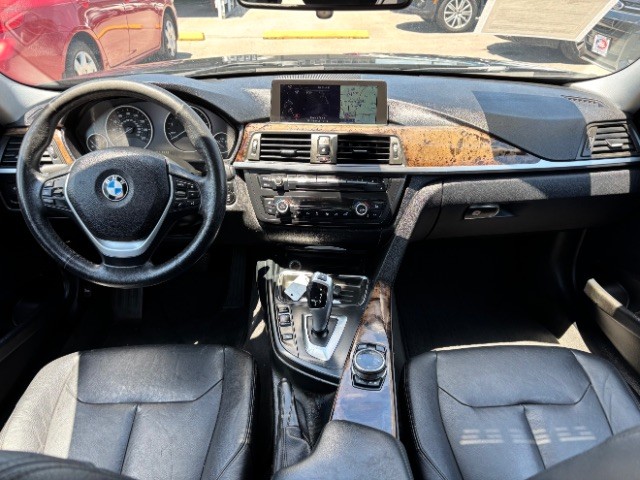 BMW 3 Series Vehicle Full-screen Gallery Image 07