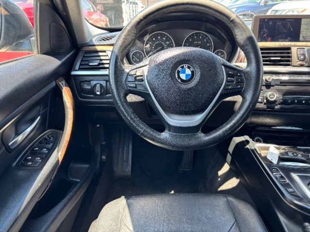 BMW 3 Series Vehicle Full-screen Gallery Image 08