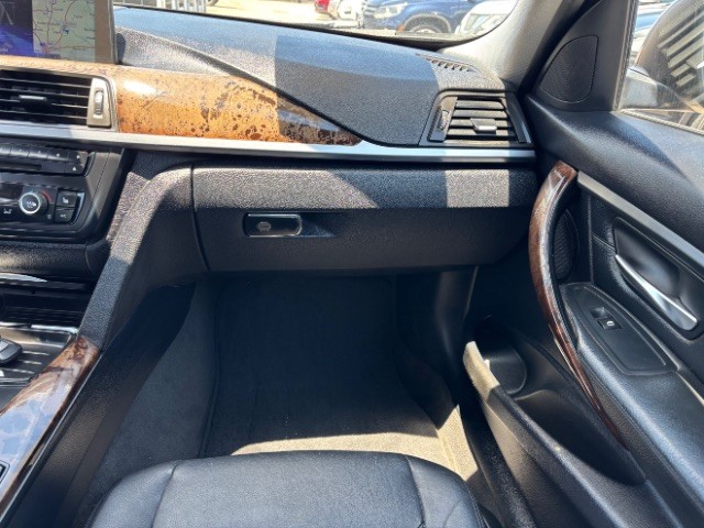BMW 3 Series Vehicle Full-screen Gallery Image 09