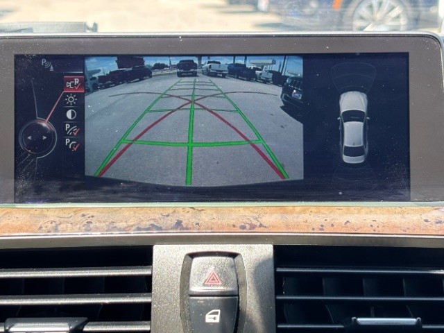 BMW 3 Series Vehicle Full-screen Gallery Image 11