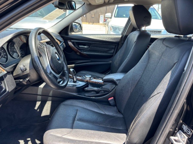 BMW 3 Series Vehicle Full-screen Gallery Image 12