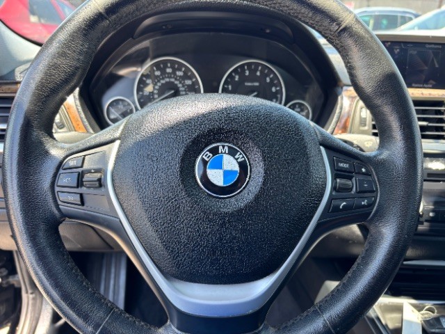 BMW 3 Series Vehicle Full-screen Gallery Image 13