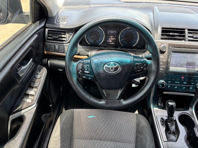 Toyota Camry Vehicle Full-screen Gallery Image 08