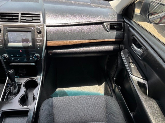 Toyota Camry Vehicle Full-screen Gallery Image 09