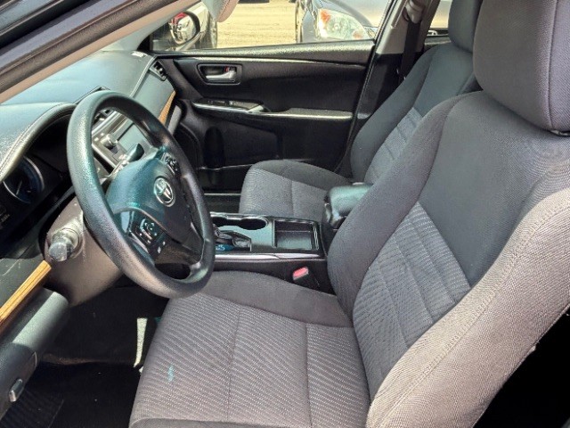 Toyota Camry Vehicle Full-screen Gallery Image 10