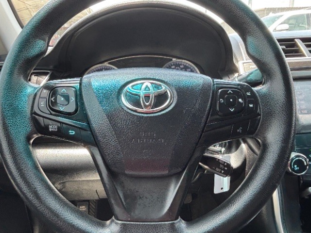 Toyota Camry Vehicle Full-screen Gallery Image 12