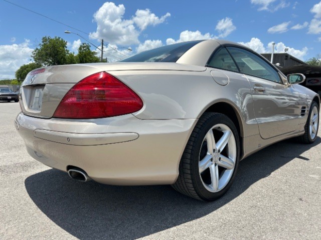 Mercedes-Benz SL-Class Vehicle Full-screen Gallery Image 03