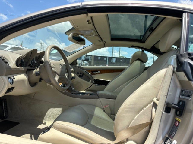 Mercedes-Benz SL-Class Vehicle Full-screen Gallery Image 05