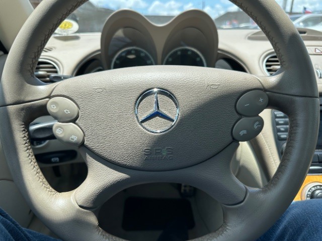 Mercedes-Benz SL-Class Vehicle Full-screen Gallery Image 09