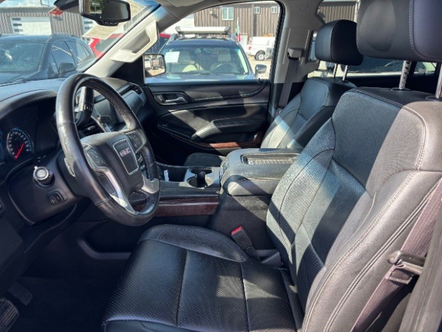 GMC Yukon XL Vehicle Full-screen Gallery Image 12