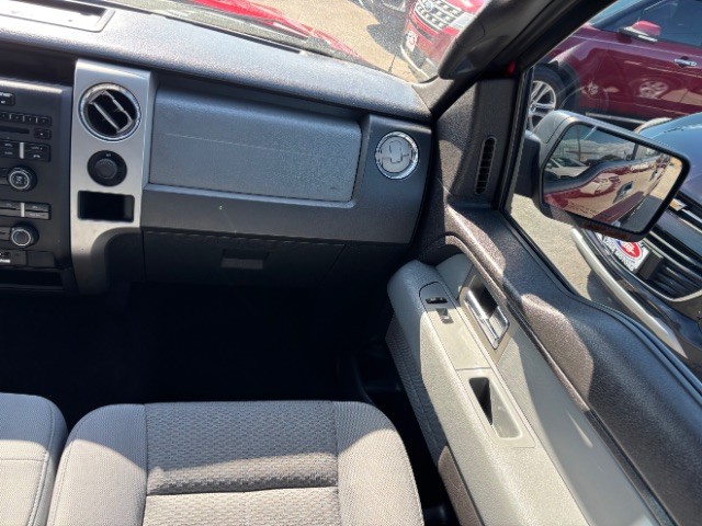 Ford F-150 Vehicle Full-screen Gallery Image 09