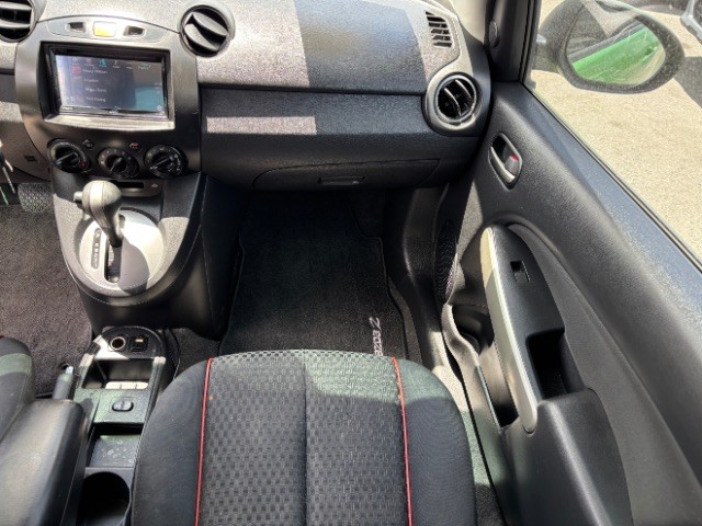 Mazda Mazda2 Vehicle Full-screen Gallery Image 09