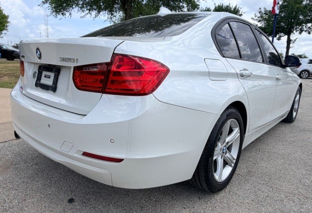 BMW 3 Series Vehicle Full-screen Gallery Image 04