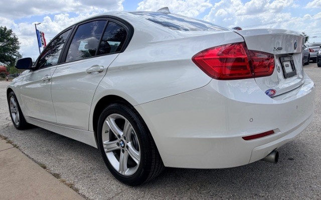 BMW 3 Series Vehicle Full-screen Gallery Image 05
