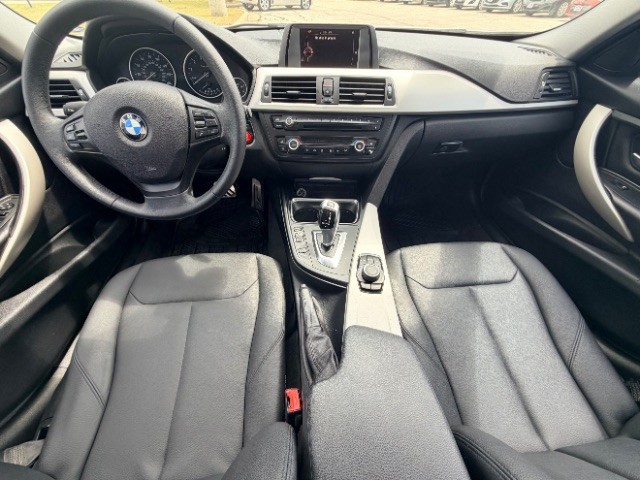 BMW 3 Series Vehicle Full-screen Gallery Image 06