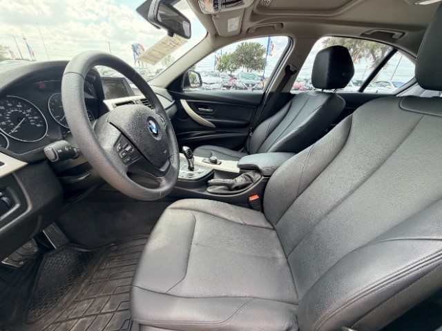 BMW 3 Series Vehicle Full-screen Gallery Image 08