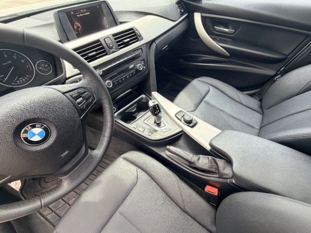 BMW 3 Series Vehicle Full-screen Gallery Image 09