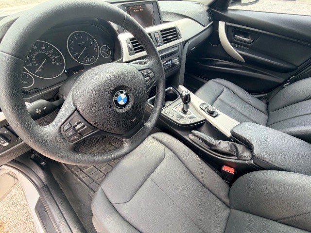 BMW 3 Series Vehicle Full-screen Gallery Image 10