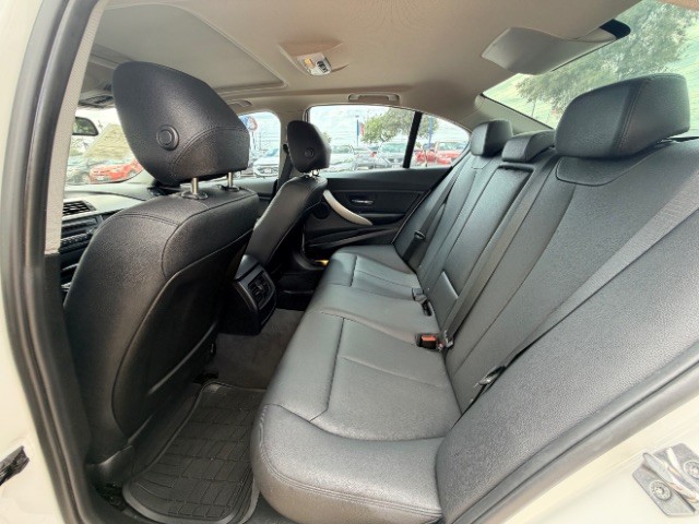 BMW 3 Series Vehicle Full-screen Gallery Image 11