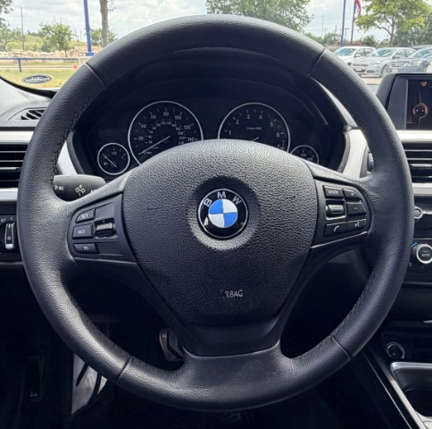 BMW 3 Series Vehicle Full-screen Gallery Image 14