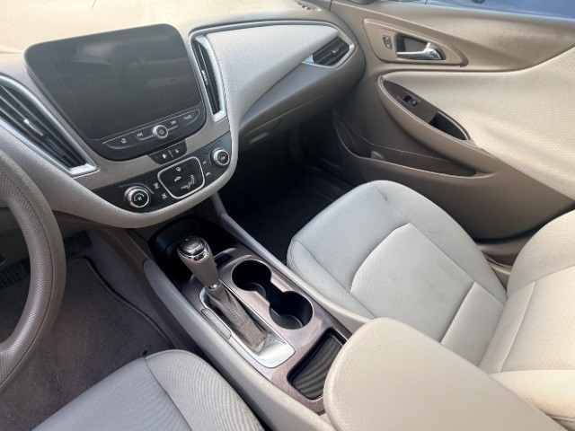 Chevrolet Malibu Vehicle Full-screen Gallery Image 11