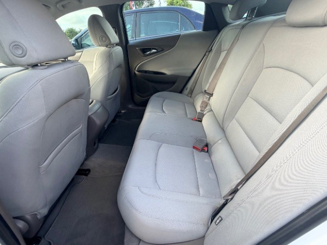 Chevrolet Malibu Vehicle Full-screen Gallery Image 12