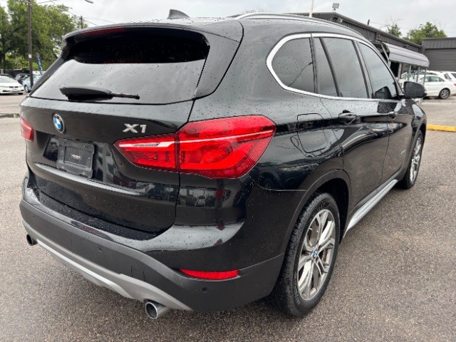 BMW X1 Vehicle Full-screen Gallery Image 05