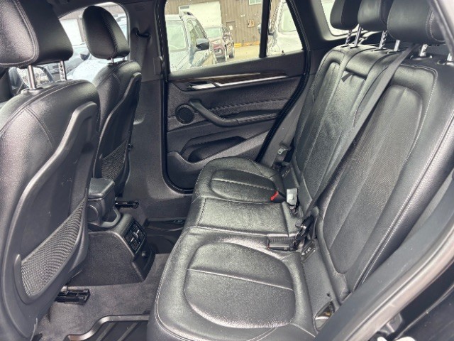 BMW X1 Vehicle Full-screen Gallery Image 06