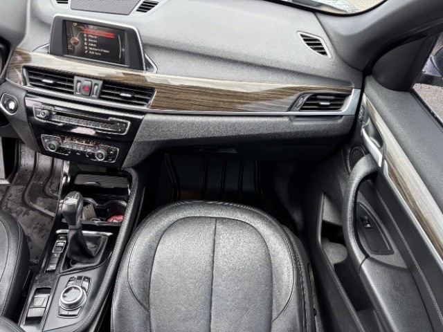 BMW X1 Vehicle Full-screen Gallery Image 09